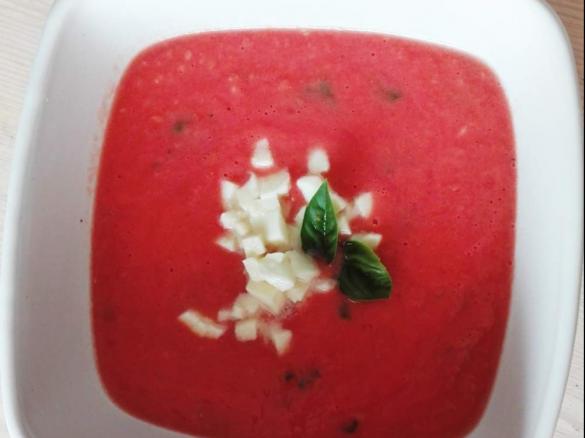 Aromatyczny chłodnik z pomidorów