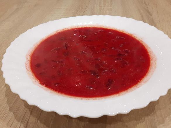 Barszcz czerwony z ziemniakami i mięsem zabielany