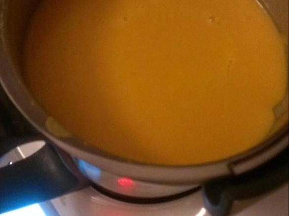 Zupa marchewkowa z mleczkiem kokosowym i curry