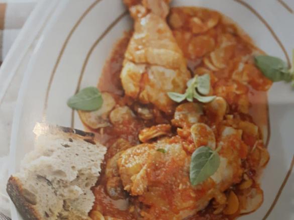 Kurczak duszony z czerwoną papryką