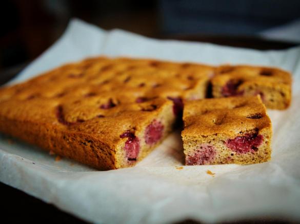 Paleo ciasto ucierane z owocami - z mąki z orzechów tygrysich Sohofood