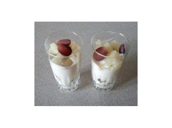 Deser z winogronami i ananasem