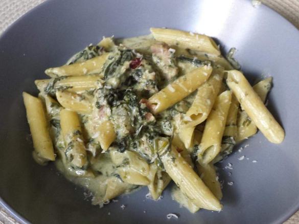 PENNE W SOSIE GORGONZOLA ZE SZPINAKIEM I SZYNKĄ
