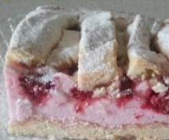 Kruche ciasto z malinami i lekką budyniową pianką