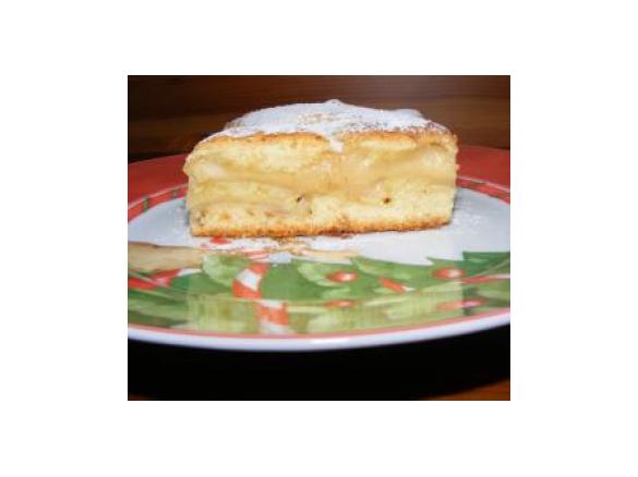 Świąteczne ciasto zapiekane z cynamonowymi jabłkami i kremem budyniowym