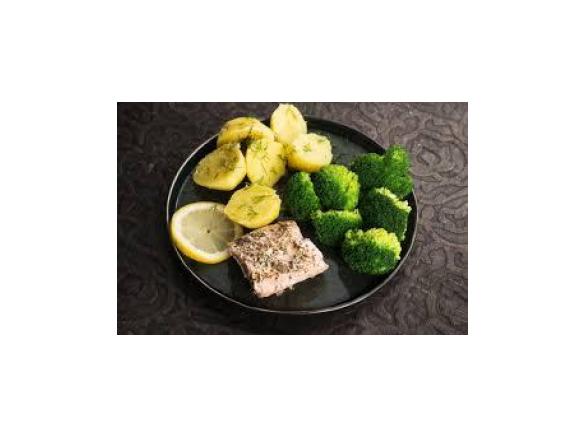 Łosoś na parze z brokułami i ziemniakami (dieta)