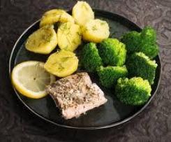 Łosoś na parze z brokułami i ziemniakami (dieta)