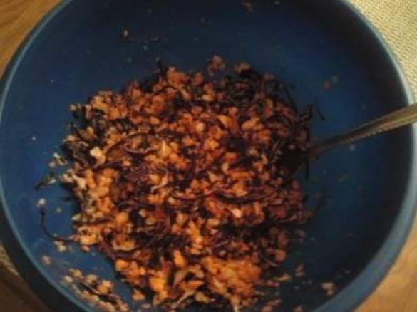 Surówka z czerwonej kapusty, rzepy i marchwi