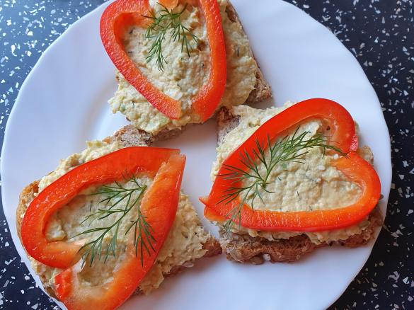 Pasta z tuńczykiem, jajkiem i awokado