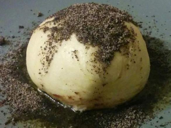 Pyzy drożdżowe z powidłami śliwkowymi i makiem