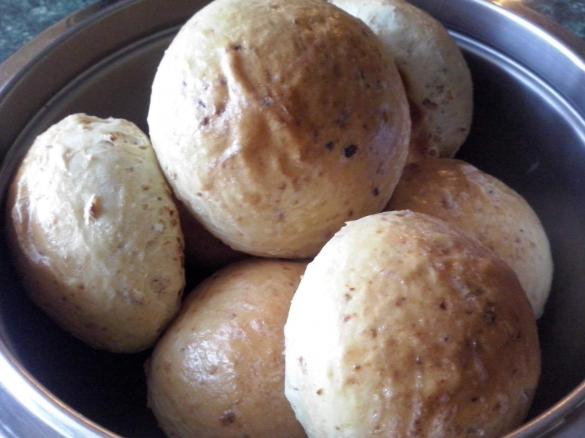 BUŁKI PSZENNE Z CEBULKĄ