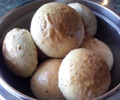 BUŁKI PSZENNE Z CEBULKĄ