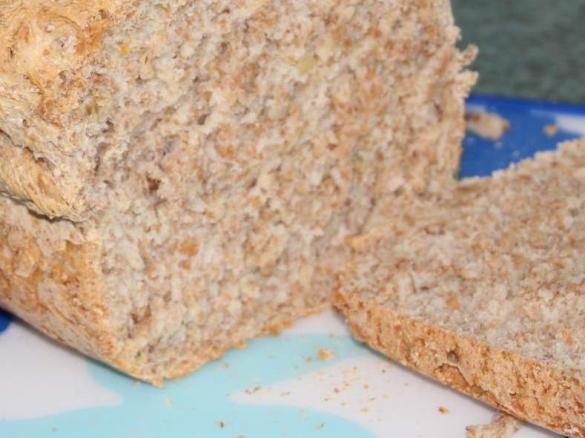 Chleb pszenno-jęczmienny z ziarnami