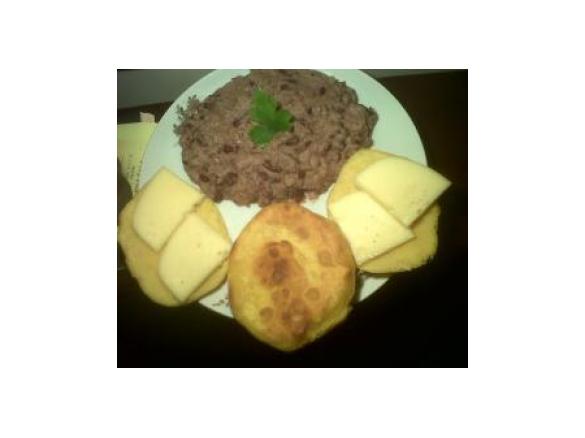 Czerwona fasola po Gruzińsku "LOBIO"  z  plackiem kukurydzianym "MCZADI"