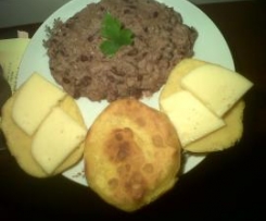 Czerwona fasola po Gruzińsku "LOBIO"  z  plackiem kukurydzianym "MCZADI"