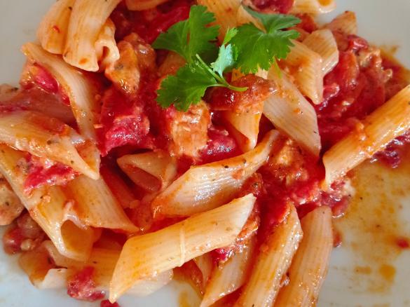 Bezglutenowe penne z kurczakiem i pomidorami