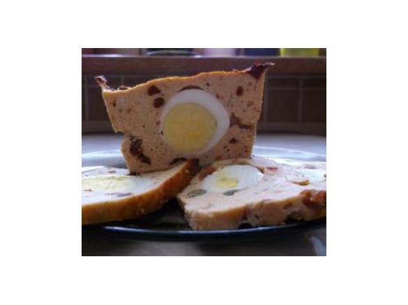 Lekka pieczeń rzymska z jajkiem i suszonymi pomidorami