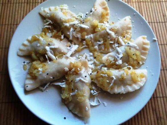 Pierogi z soczewicą i serem z czarnuszką