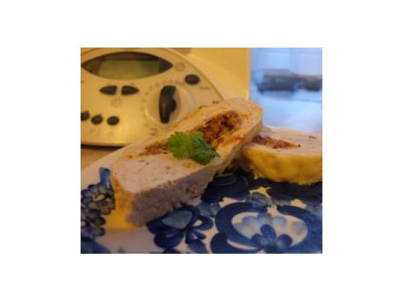 Drobiowy klops z oliwkami,  suszonymi pomidorami  i ziołami