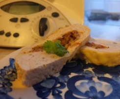 Drobiowy klops z oliwkami,  suszonymi pomidorami  i ziołami