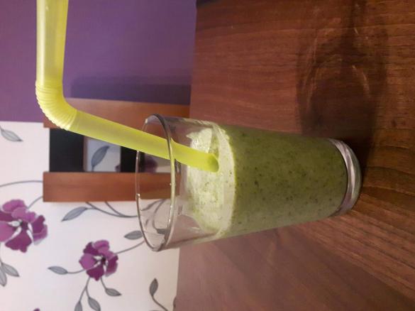 Smoothie z jabłka i szpinaku