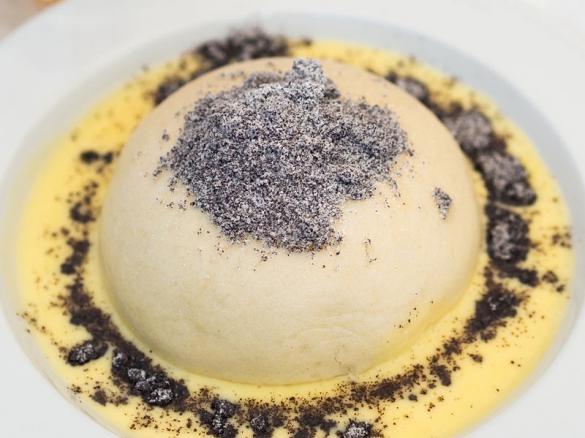 Germknödel - kluski na parze z powidłami śliwkowymi, sosem waniliowym i makiem