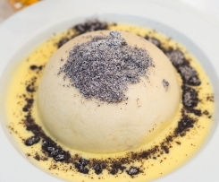 Germknödel - kluski na parze z powidłami śliwkowymi, sosem waniliowym i makiem