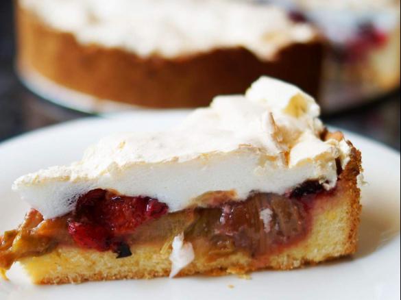 ciasto kruche z rabarbarem truskawkami i bezą