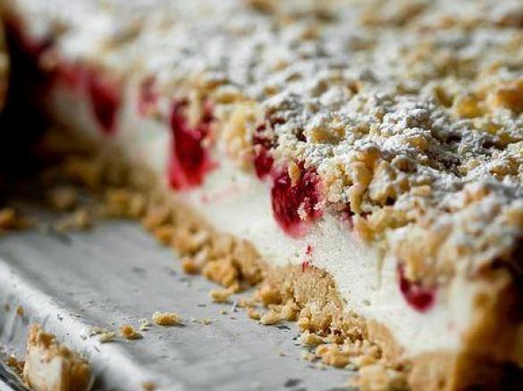 Kruche ciasto z malinami i lekką budyniową pianką