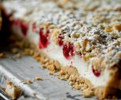 Kruche ciasto z malinami i lekką budyniową pianką