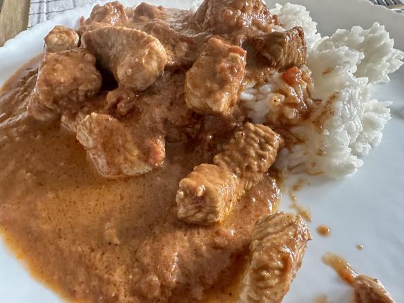 Eskalopki - pierś z indyka w sosie curry i marchewką