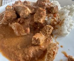 Eskalopki - pierś z indyka w sosie curry i marchewką