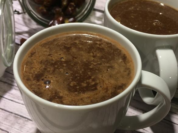 Wegańska gorąca czekolada z daktyli (bez cukru)