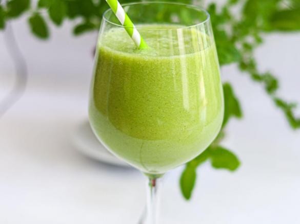 Smoothie z kiwi, selerem naciowym, jarmużem i imbirem