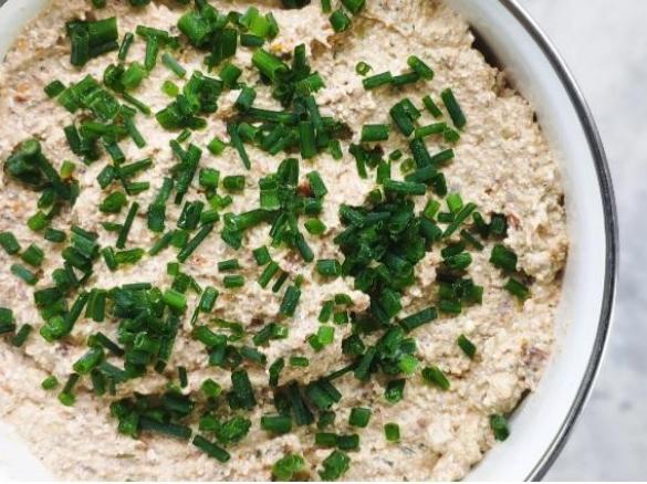 Pasta kanapkowa z suszonymi pomidorami i oliwkami