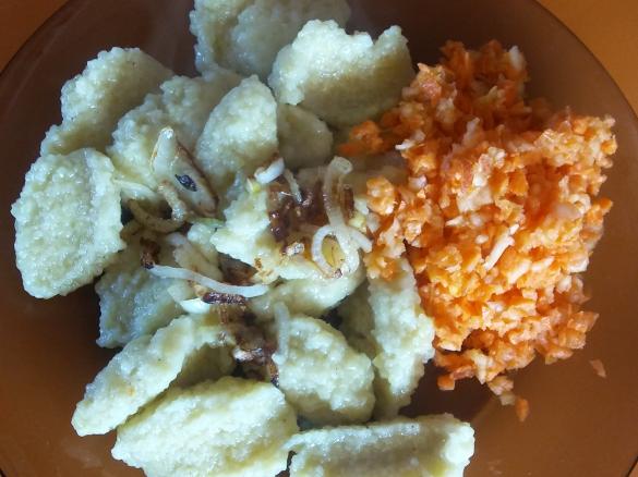 knedle (kluski z tartych ziemniaków) z białym serem