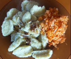 knedle (kluski z tartych ziemniaków) z białym serem