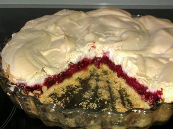 Tarta malinowa z bezą (pod pierzynką)