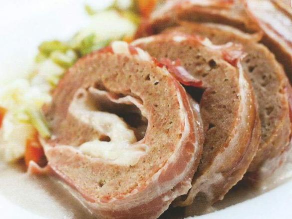 Pieczeń gotowana na parze z warzywami z sosem pieczarkowo-śmietanowym.