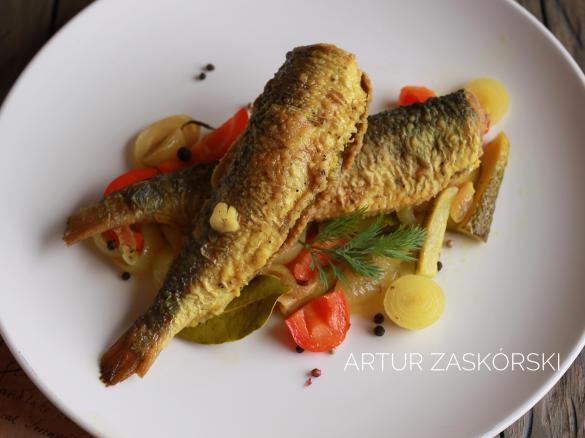 OPIEKANE ŚLEDZIE W ZALEWIE OCTOWEJ Z KURKUMĄ