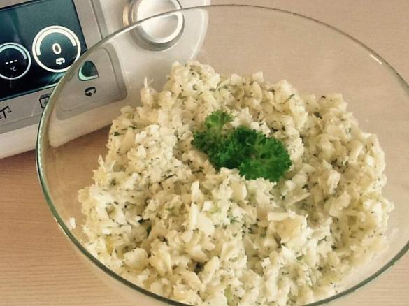 Surówka z białej kapusty z koperkiem i pietruszką