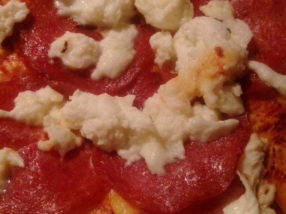 Pizza z salami i mozzarellą