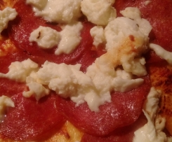 Pizza z salami i mozzarellą