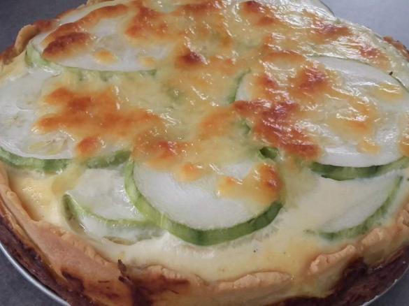 Tarta z kurczakiem, cukinią i mozarella.