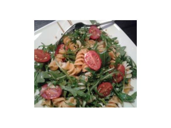 Kolorowa sałatka z rukolą, pomidorkami i makaronem.