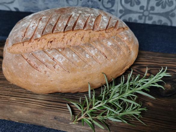 Chleb pszenno żytni na drożdżach z dodatkiem zakwasu z buraków.