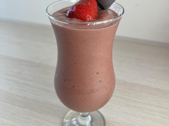 Pyszny shake truskawkowy z czekoladą