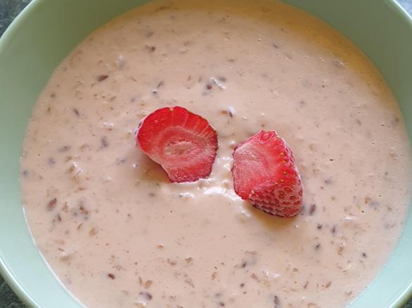 Owsianka z mrożonymi owocami