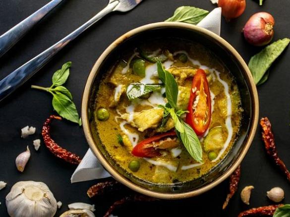 Curry z kaszą gryczaną i słodkimi ziemniakami