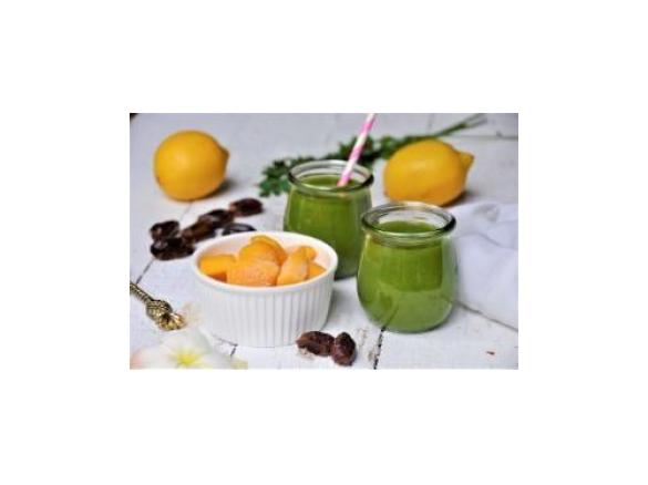 Zielone smoothie z mango, daktyli, jarmużu z kurkumą